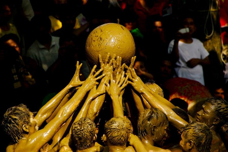 Bac Giang province's traditional all-male mud wrestling competition  - ảnh 9